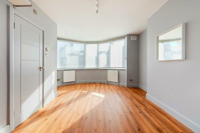 Apartment To Rent In Hodford Road, Hampstead, NW11