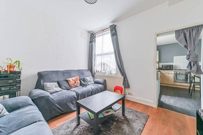 3 Bedroom End Of Terrace House For Sale In Lakehall Road, Thornton Heath, CR7