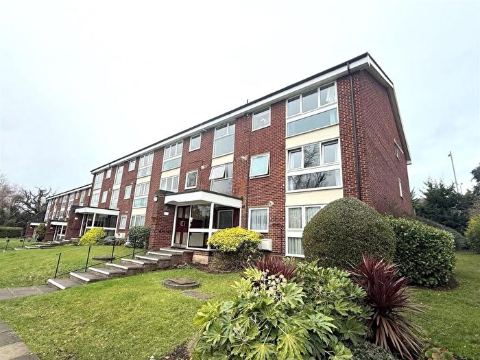 3 Bedroom Apartment To Rent In Broadfields Avenue, Edgware, HA8