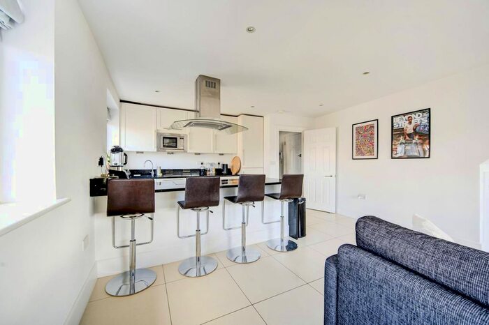 2 Bedroom Flat To Rent In Wheatsheaf Terrace, Parsons Green, London, SW6