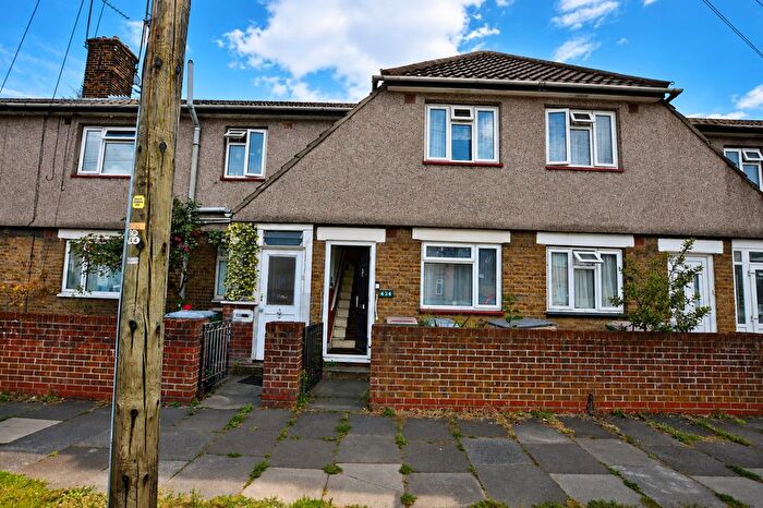3 Bedroom Maisonette For Sale In Lonsdale Avenue, London, E6