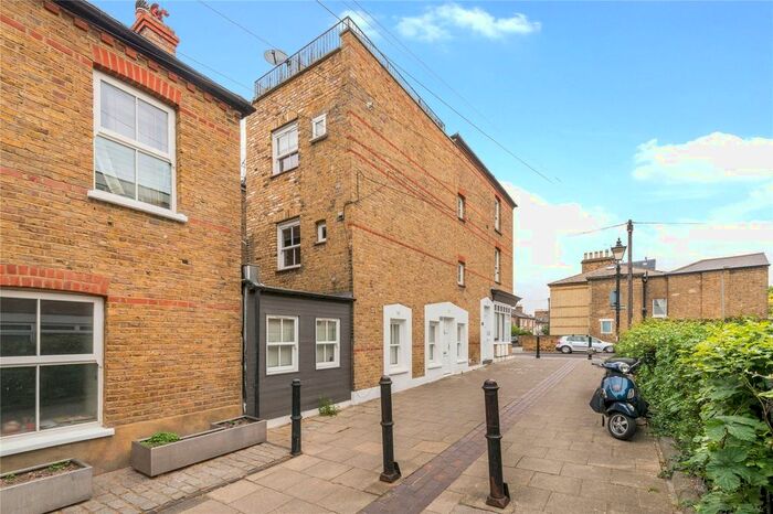 3 Bedroom Flat To Rent In Lacy Road, Putney, SW15