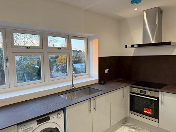 2 Bedroom Flat To Rent In Ilford, IG2