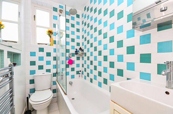 2 Bedroom Flat To Rent In Bronsart Road, Fulham, London, SW6