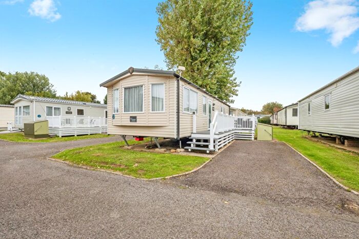 3 Bedroom Mobile/park Home For Sale In Bowleaze Coveway, Weymouth, DT3