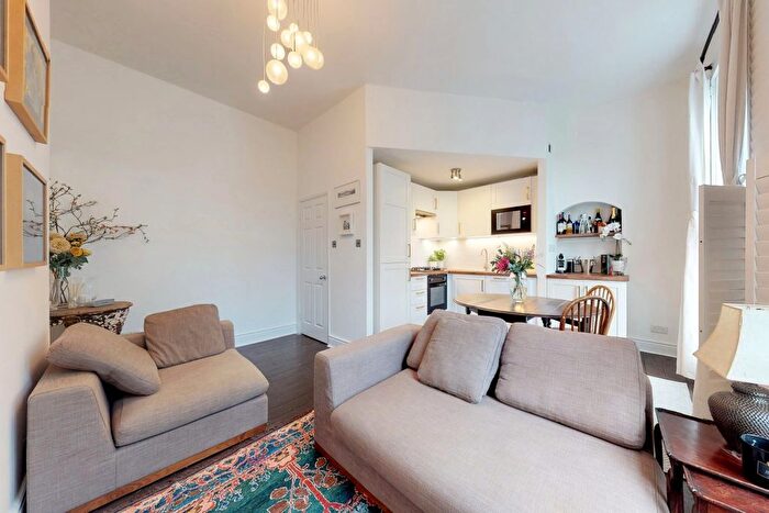 3 Bedroom Flat To Rent In Diss Street, London, E2