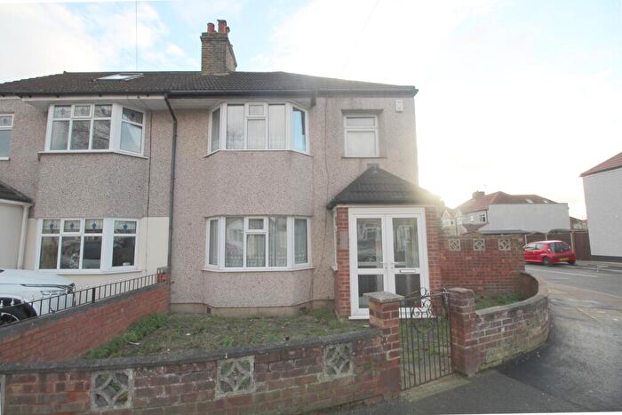 3 Bedroom End Of Terrace House To Rent In Elsa Road Welling, DA16
