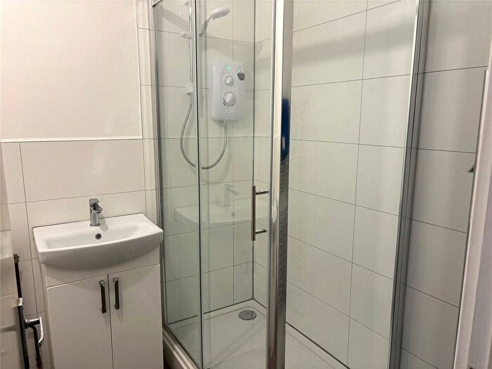 1 Bedroom Flat For Sale In Epsom Road, Leatherhead, Surrey, KT22