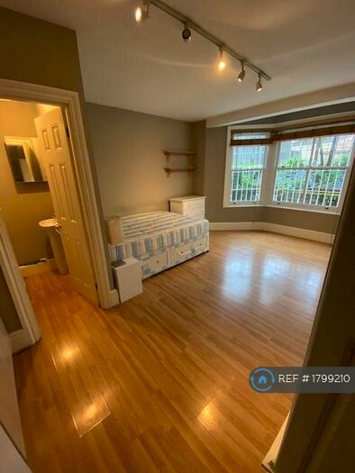 Studio To Rent In Bedford Hill, London, SW12