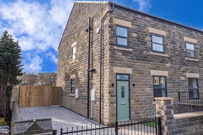 4 Bedroom Semi-Detached House To Rent In New Bank Street, Morley, Leeds, LS27