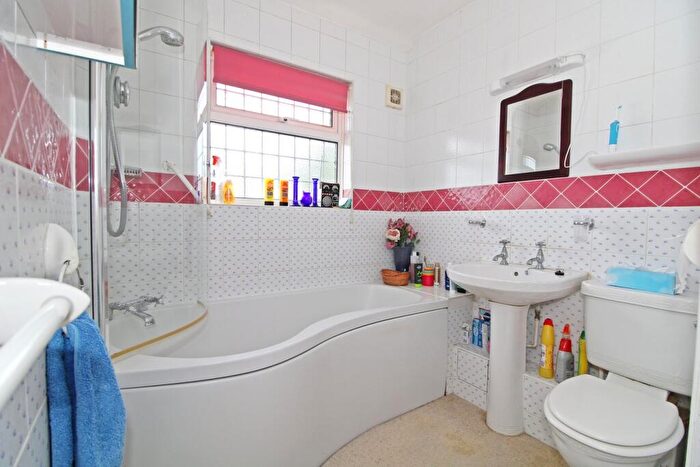 4 Bedroom Detached House For Sale In Oakwood Avenue, Beckenham, BR3