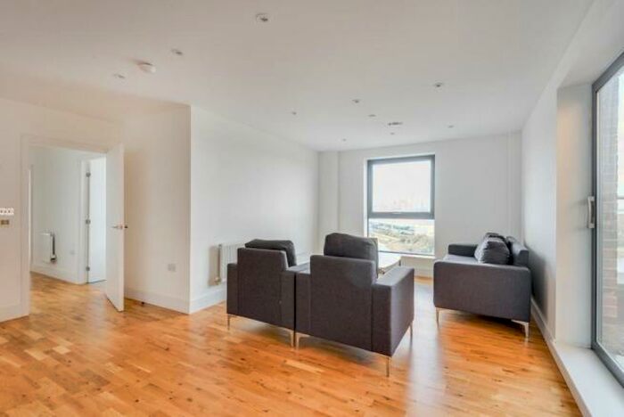 3 Bedroom Flat To Rent In Leven Road, London, E14