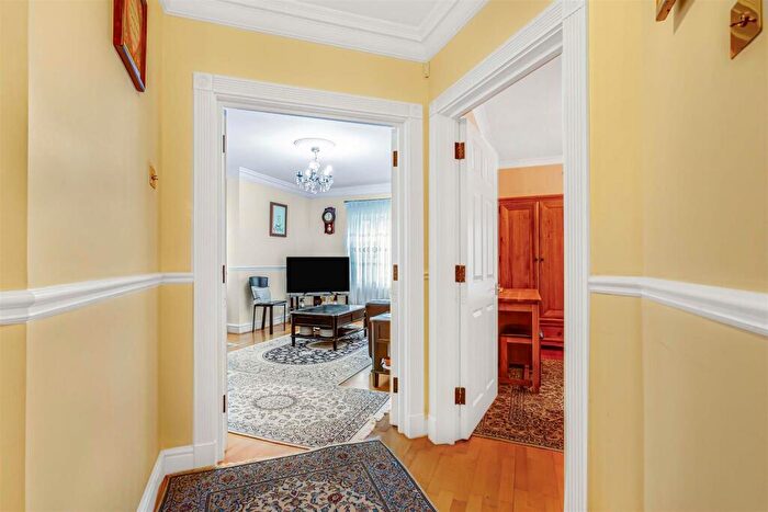 1 Bedroom Flat To Rent In Trinity Church Road, Barnes, London, SW13