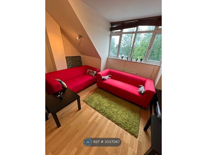 2 Bedroom Flat To Rent In Moneyhill Parade, Rickmansworth, WD3