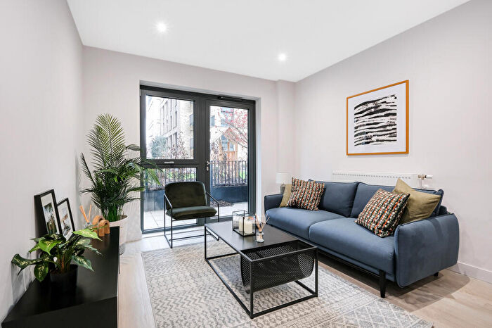 1 Bedroom Apartment For Sale In Woodberry Grove, North London, N4