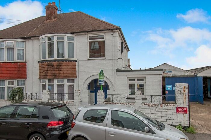 1 Bedroom Flat To Rent In Montfort Road, Rochester, Kent, ME2