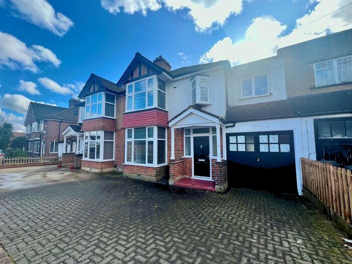 4 Bedroom Semi-Detached House To Rent In Ferndown, Northwood, HA6