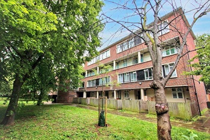 3 Bedroom Maisonette For Sale In Biggerstaff Street, London, N4