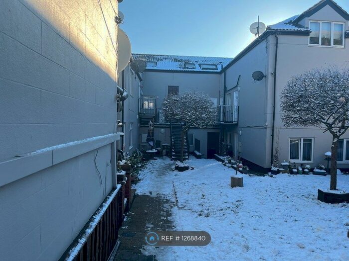 1 Bedroom Flat To Rent In Lathwell Court, Luton, LU2