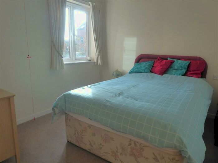 2 Bedroom Flat For Sale In Spencer Court, Banbury, OX16