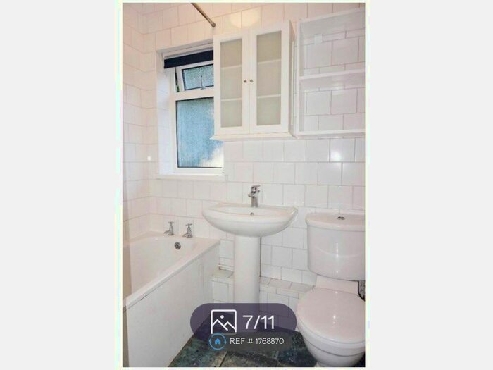 1 Bedroom Flat To Rent In High Road, Buckhurst Hill, IG9