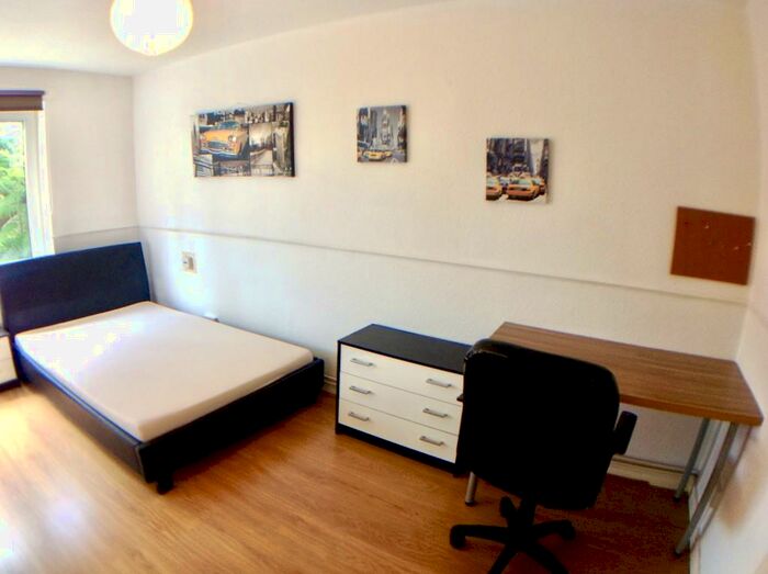 3 Bedroom Flat To Rent In Greetham Street, Portsmouth, PO5