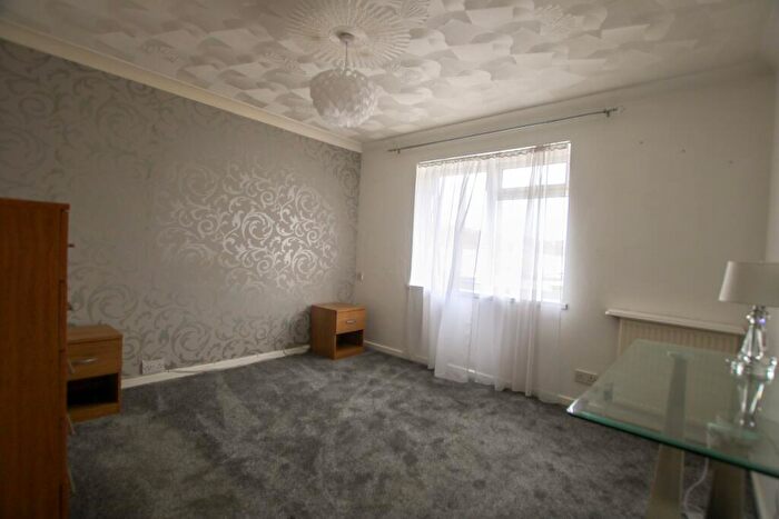 3 Bedroom Terraced House For Sale In Millbrook, Southampton, SO16