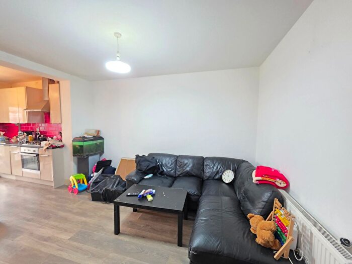 2 Bedroom Flat To Rent In The Circle, Neasden, NW2