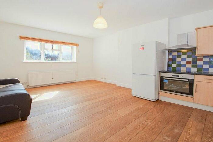2 Bedroom Flat To Rent In St. Gabriels Road, Mapesbury, London, NW2