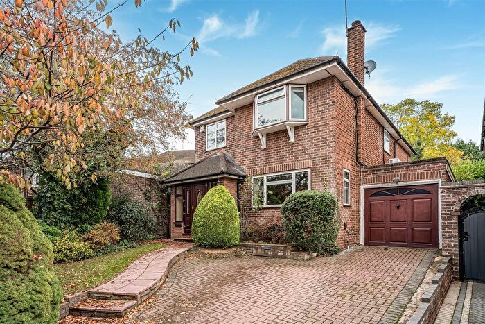 4 Bedroom Detached House For Sale In Craigweil Avenue, Radlett, WD7