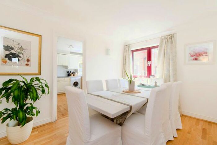 2 Bedroom Flat To Rent In William Morris Way, Fulham, London, SW6