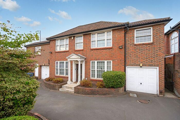 6 Bedroom Property For Sale In Haslemere Gardens, Church End, London, N3