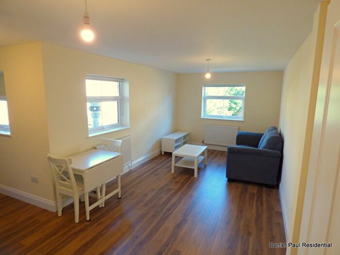 1 Bedroom Flat To Rent In Goldhawk Road, London, W12