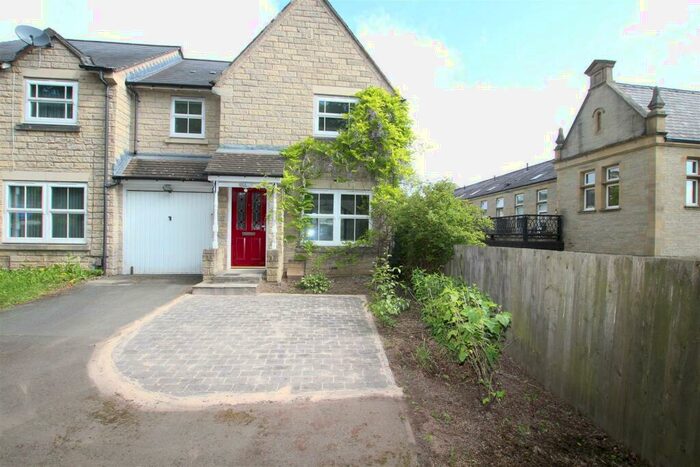3 Bedroom Town House To Rent In Hastings Way, Halifax, HX1