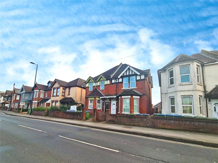 2 Bedroom Flat To Rent In Bitterne Road West, Southampton, Hampshire, SO18