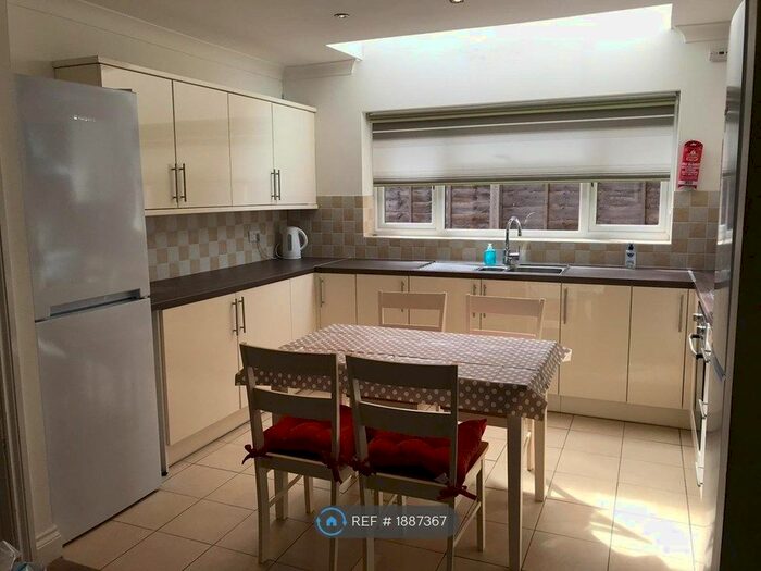 6 Bedroom Semi-Detached House To Rent In Kitchener Road, Southampton, SO17