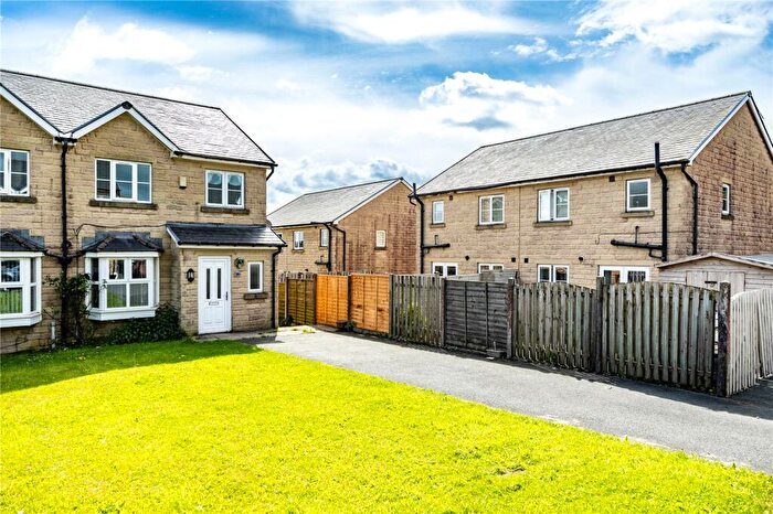 3 Bedroom Semi Detached House For Sale In Keighley Close, Illingworth, Halifax, HX2