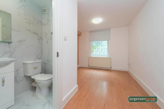 Studio To Rent In Goldhawk Road, Ground Floor, Shepherds Bush, London, Qq, W12