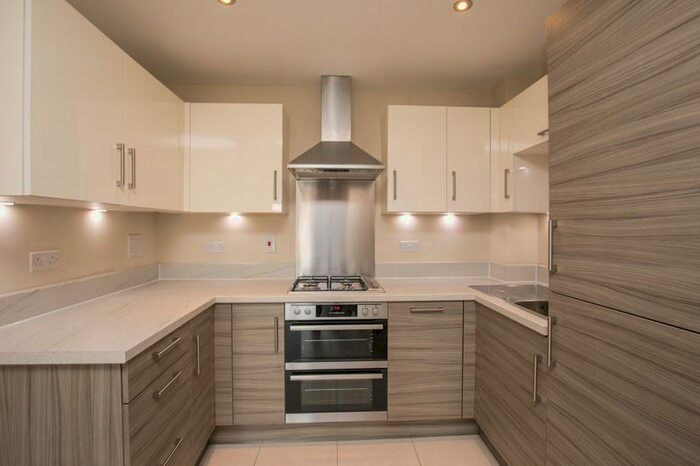 2 Bedroom Flat To Rent In Otter Way, West Drayton, UB7