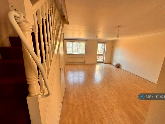 3 Bedroom End Of Terrace House To Rent In Coalmans Way, Burnham, Slough, SL1