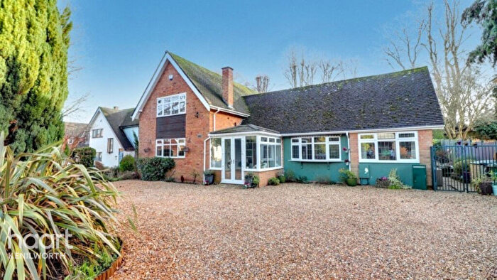 4 Bedroom Detached House For Sale In Southfield Drive, Kenilworth, CV8