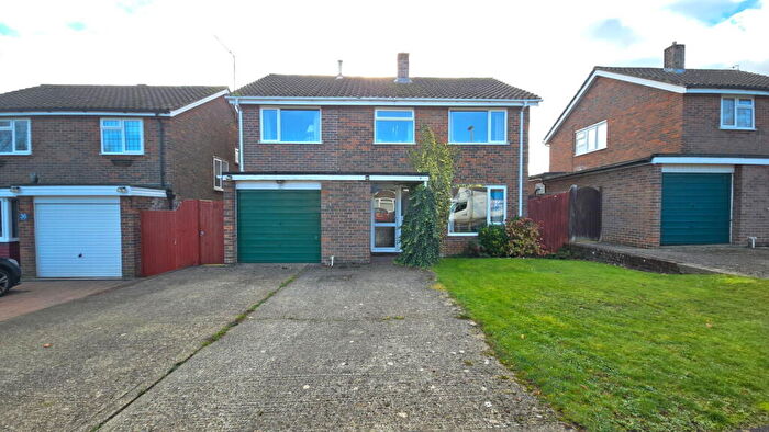 5 Bedroom Detached House For Sale In Cedar Drive, Kingsclere, Newbury, RG20