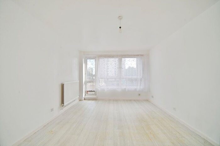 3 Bedroom Maisonette For Sale In Three Colt Street, London, E14
