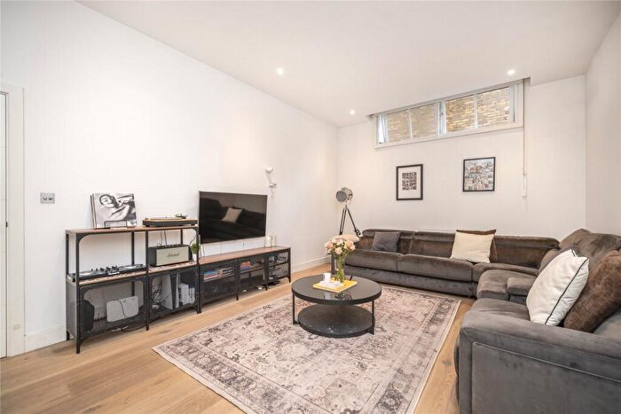 1 Bedroom Flat For Sale In Paisley Court, Clyde Square, London, E14