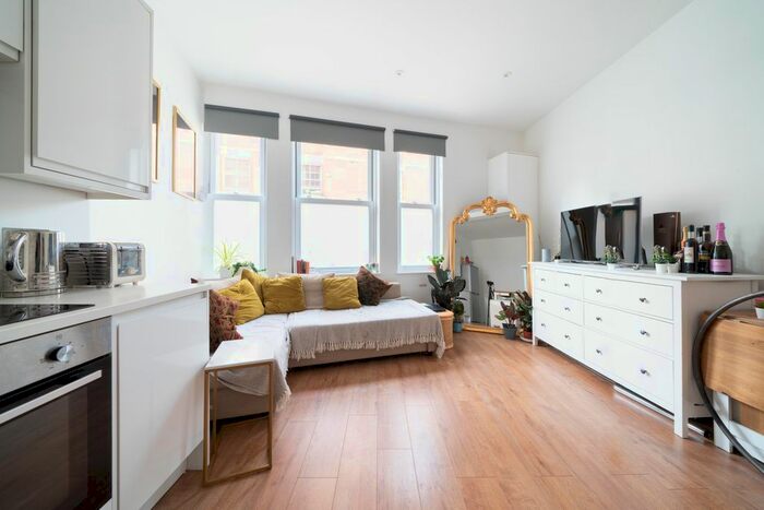 1 Bedroom Flat To Rent In Dinsmore Road, London, SW12