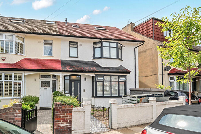3 Bedroom Flat For Sale In Taylor Road, Mitcham, CR4