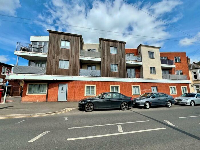 2 Bedroom Apartment To Rent In West Road, Westcliff-On-Sea, SS0
