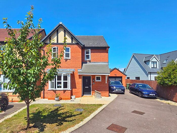3 Bedroom Detached House For Sale In Rosebay Close, Ampthill, Bedfordshire, MK45