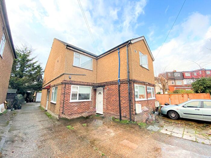 2 Bedroom Flat To Rent In Abbey Road, Ilford, IG2