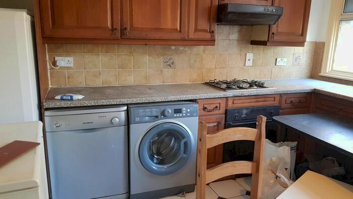 3 Bedroom Flat To Rent In Earlham Grove, London E7